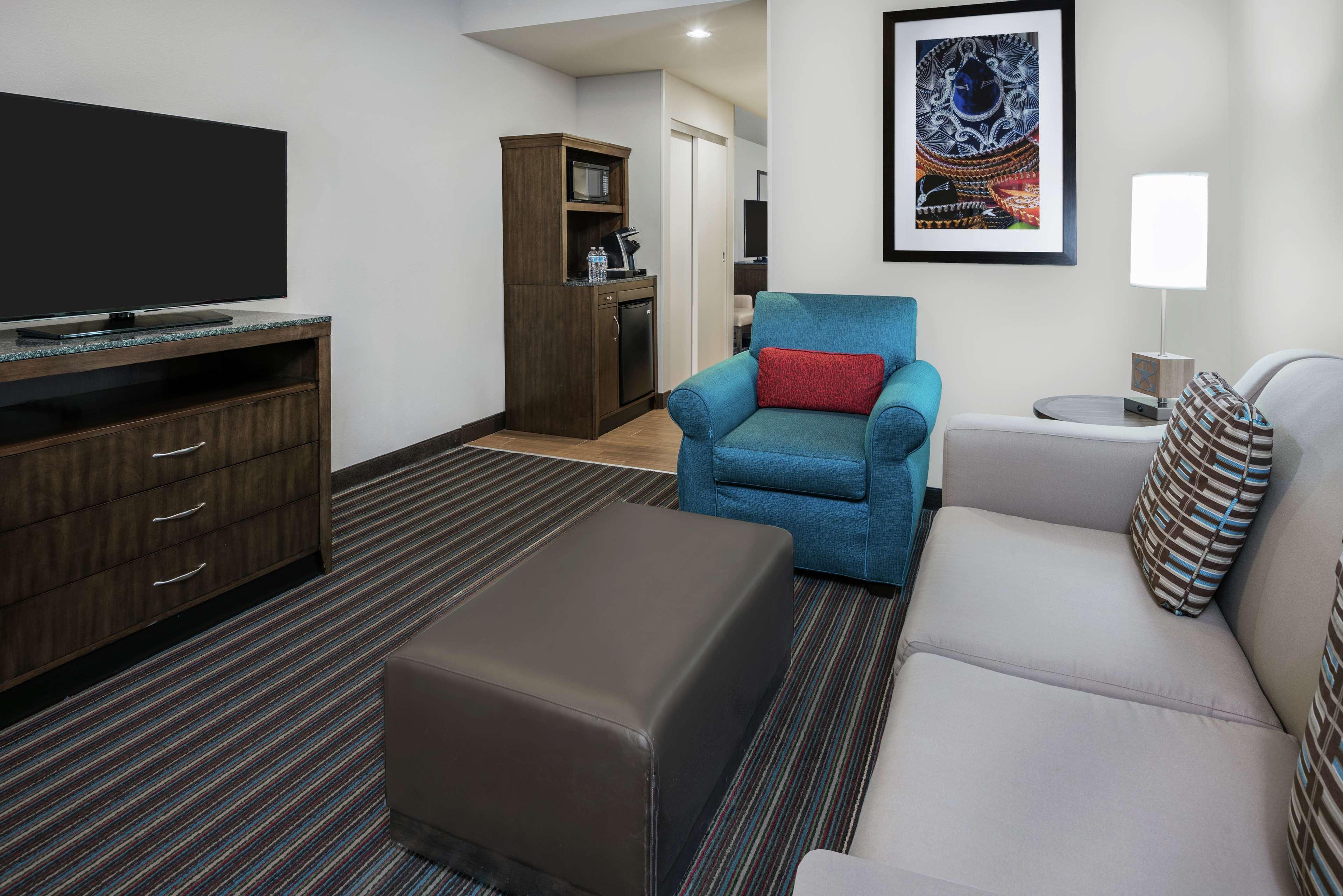 Hilton Garden Inn San Antonio/Rim Pass Drive Exterior photo
